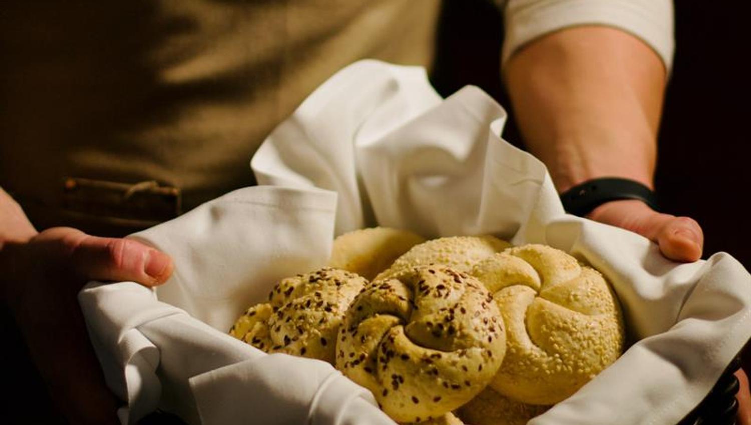 Heimebaka brød servert av personalet på Tyssedal Hotel.