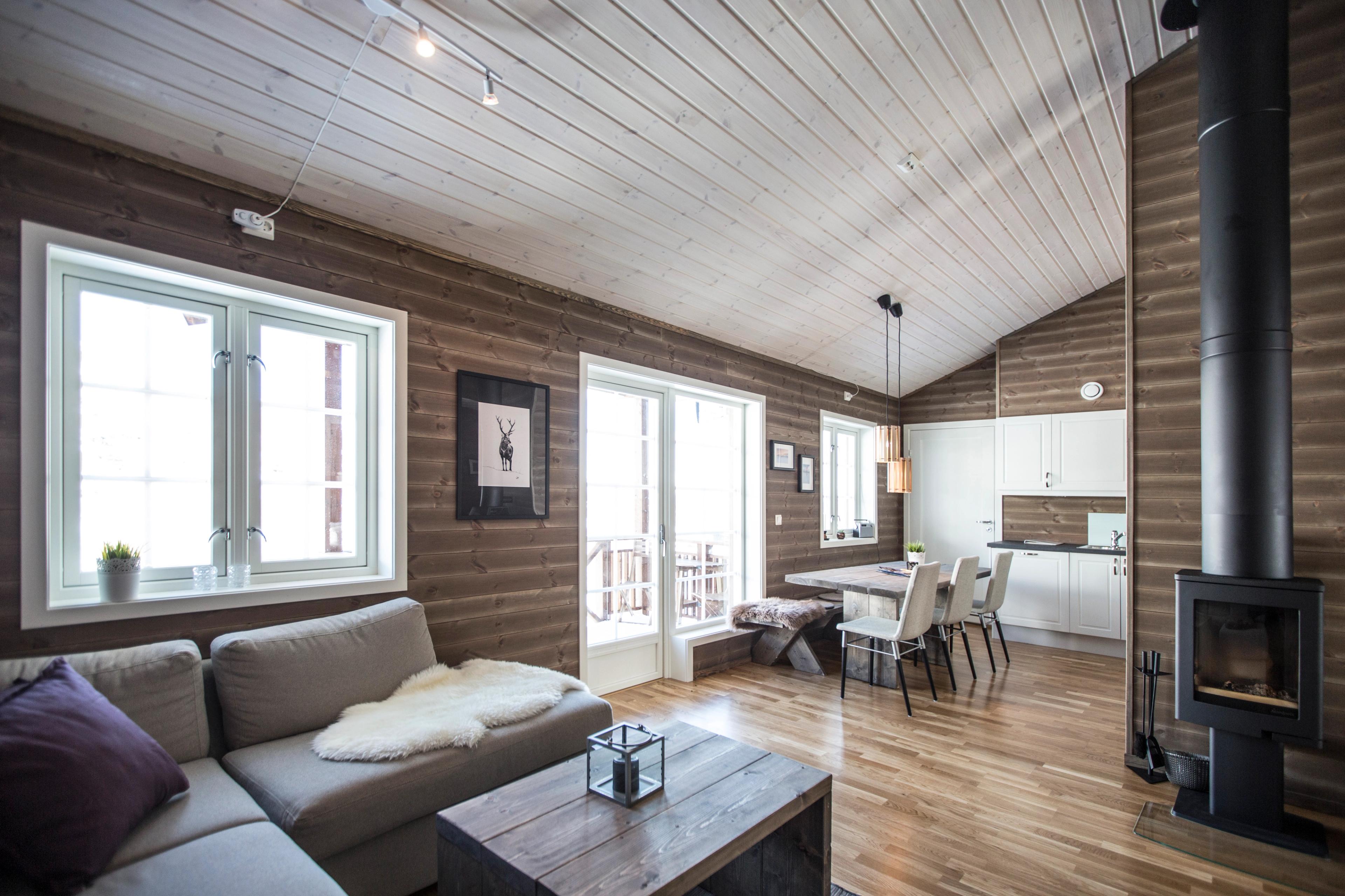 Stue og kjøkken i en av leilighetene, med dør ut til veranda