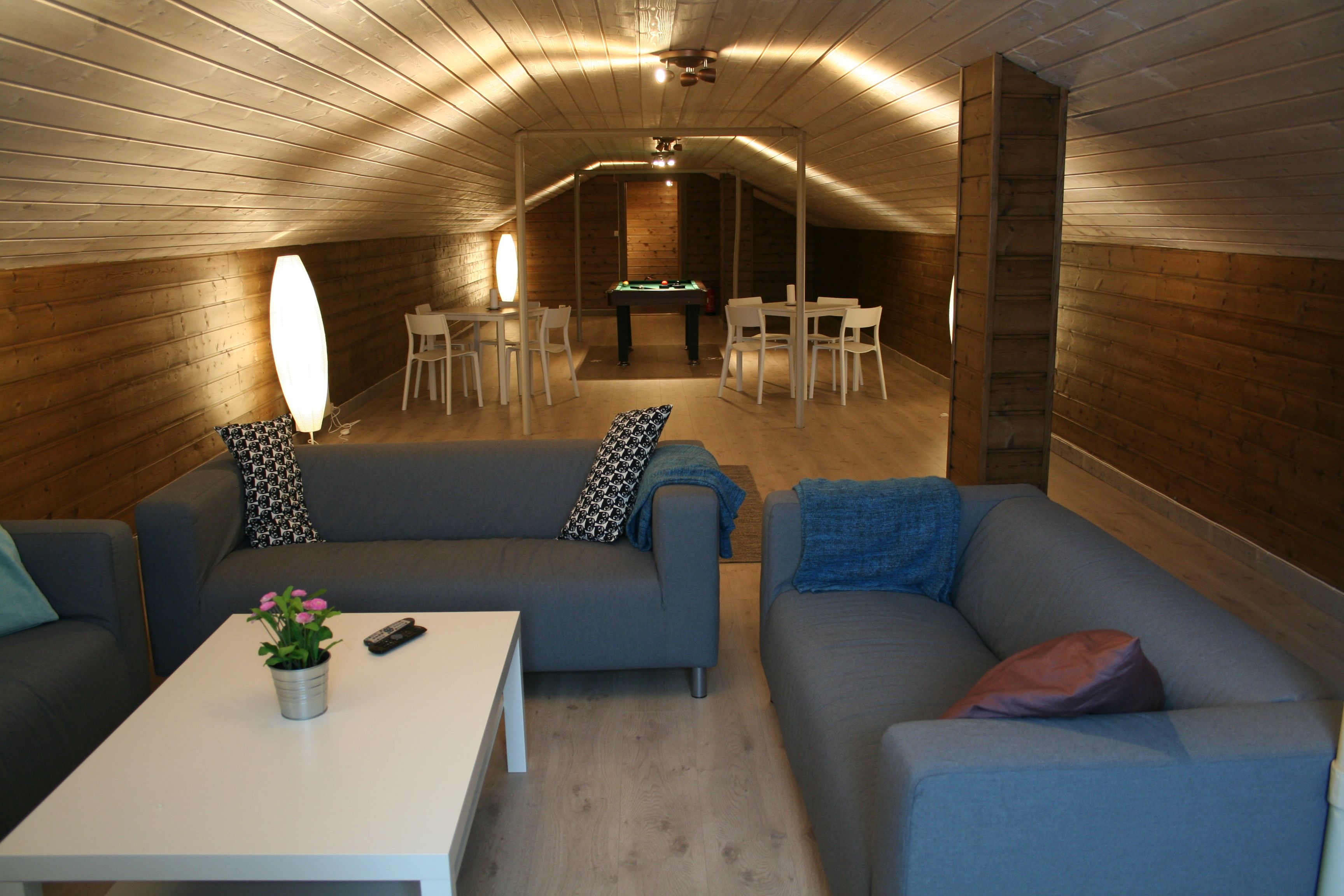 Loungeområde på Kvamseter Lodge med komfortable sofaer og rom for avslapping.