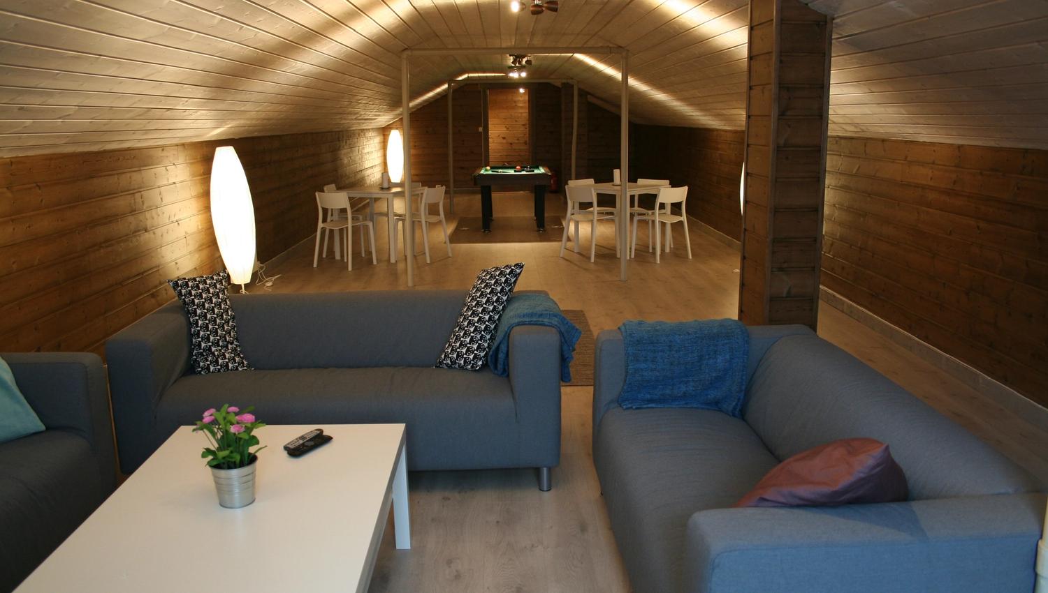 Loungeområde på Kvamseter Lodge med komfortable sofaer og rom for avslapping.