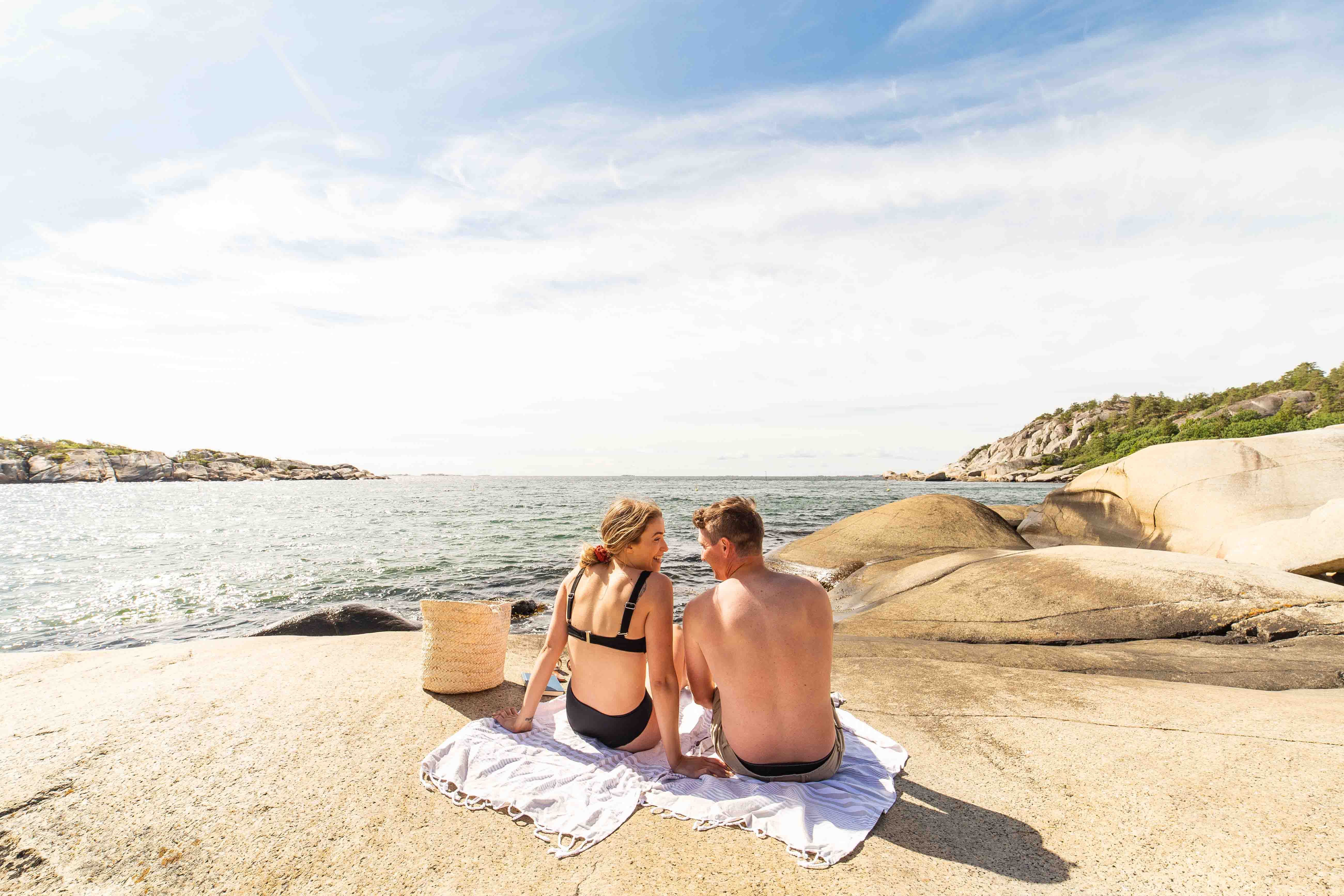 Svaberg med to mennesker