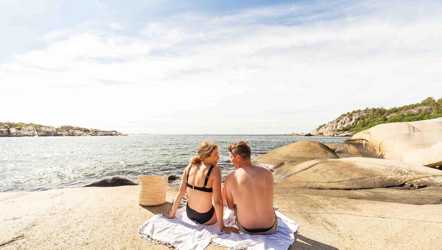 Svaberg med to mennesker