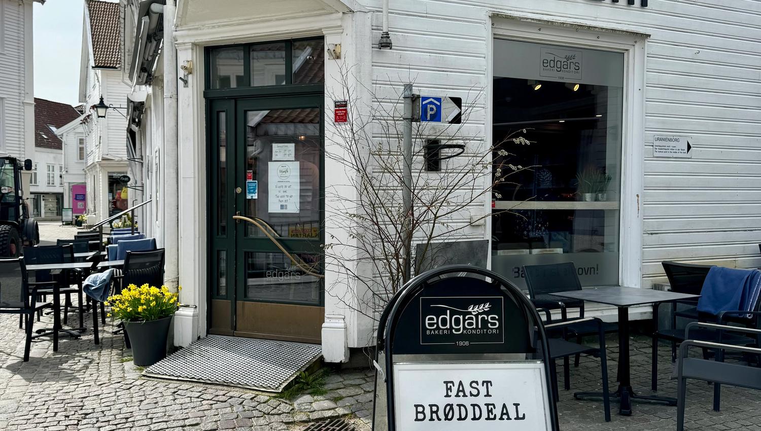 Fasade til Edgars bakeri i gågata i Mandal. Svære svarte bokstaver "BAKERI" på veggen.