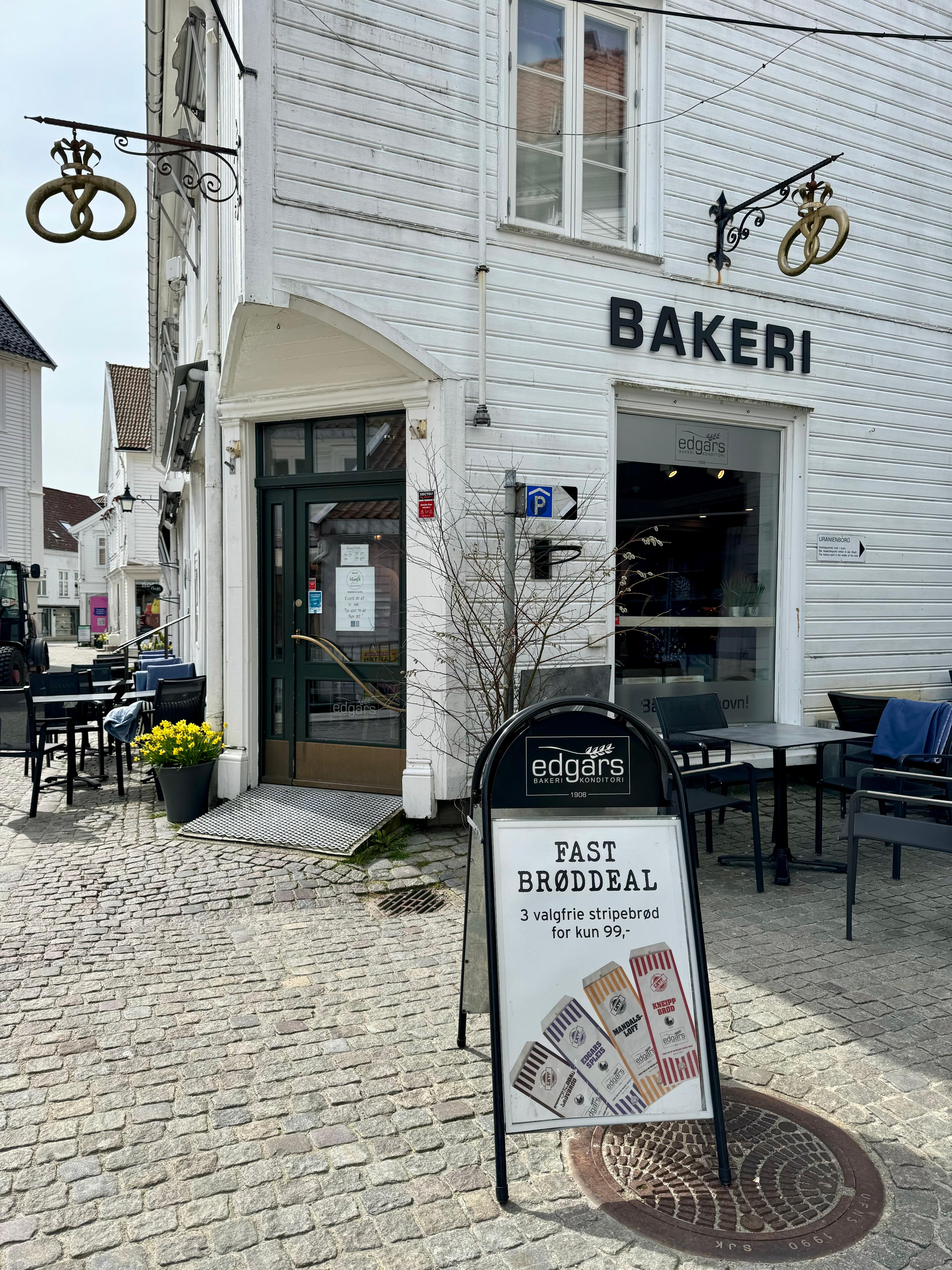 Fasade til Edgars bakeri i gågata i Mandal. Svære svarte bokstaver "BAKERI" på veggen.