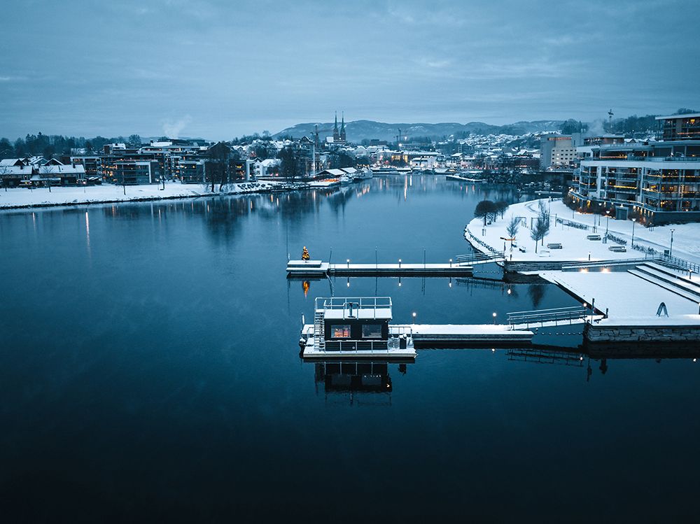 saunabåten Frank i Skien om vinteren