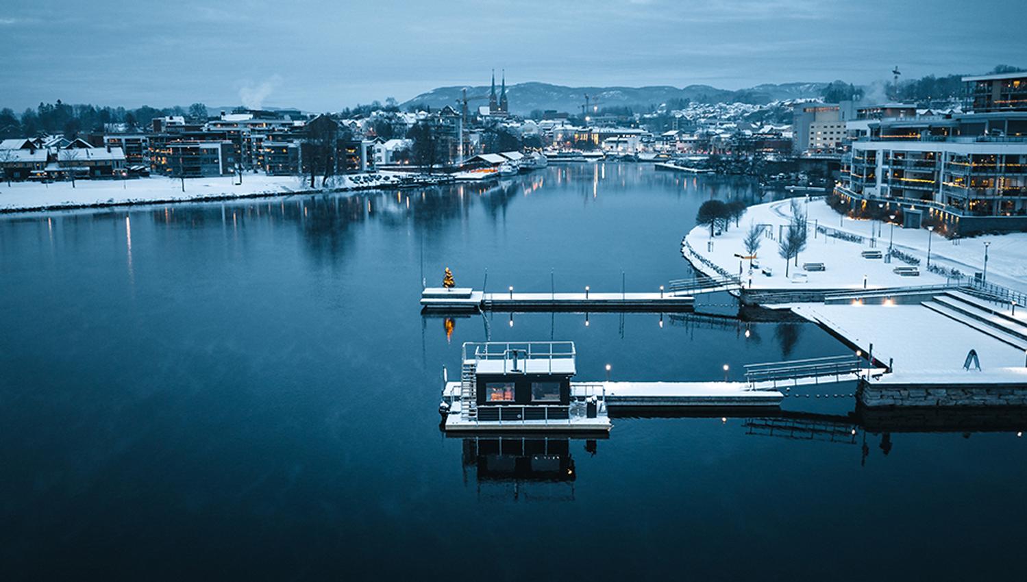 saunabåten Frank i Skien om vinteren