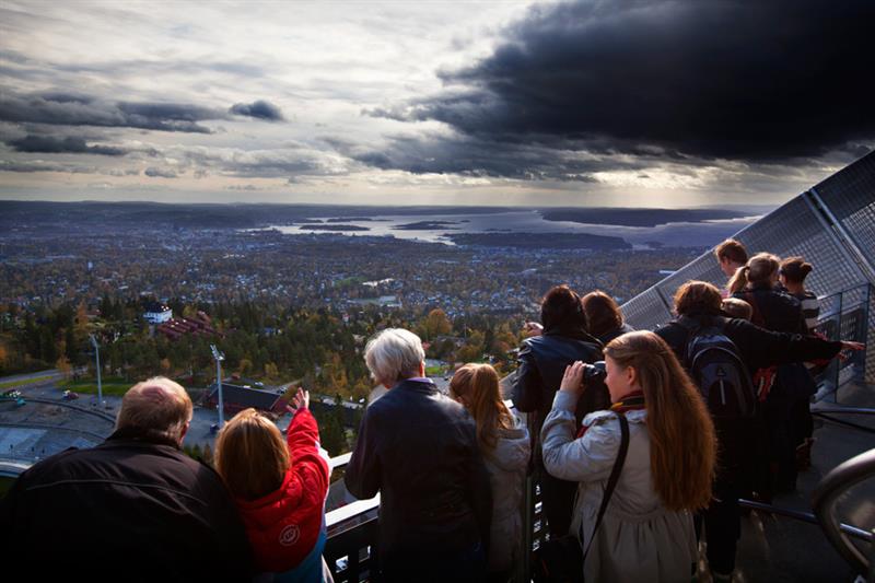 Mennesker som nyter utsikten over byen.