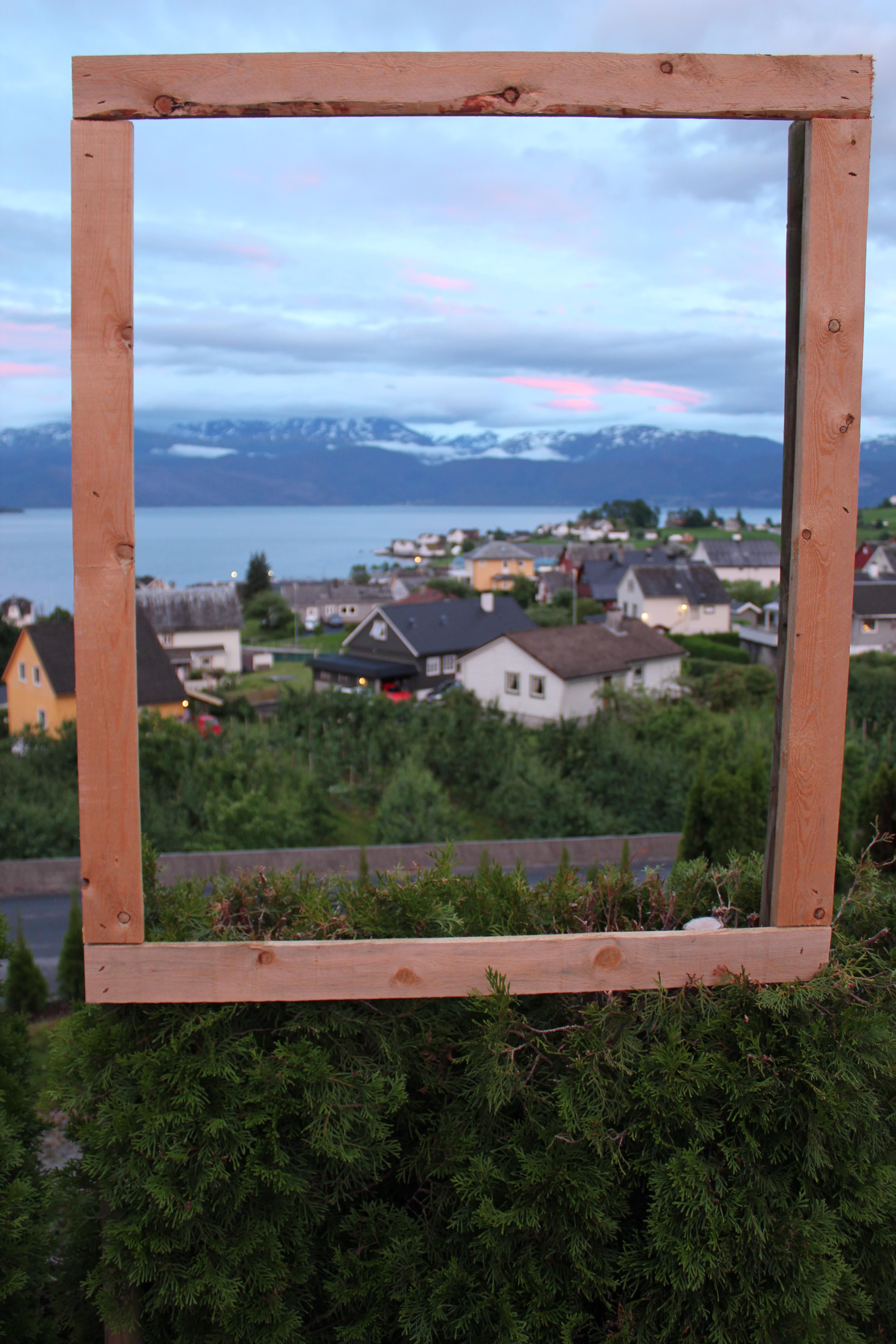 Ei unik utsiktsramme på Spildegarden med postkortvakkert panorama over Hardangerfjorden.