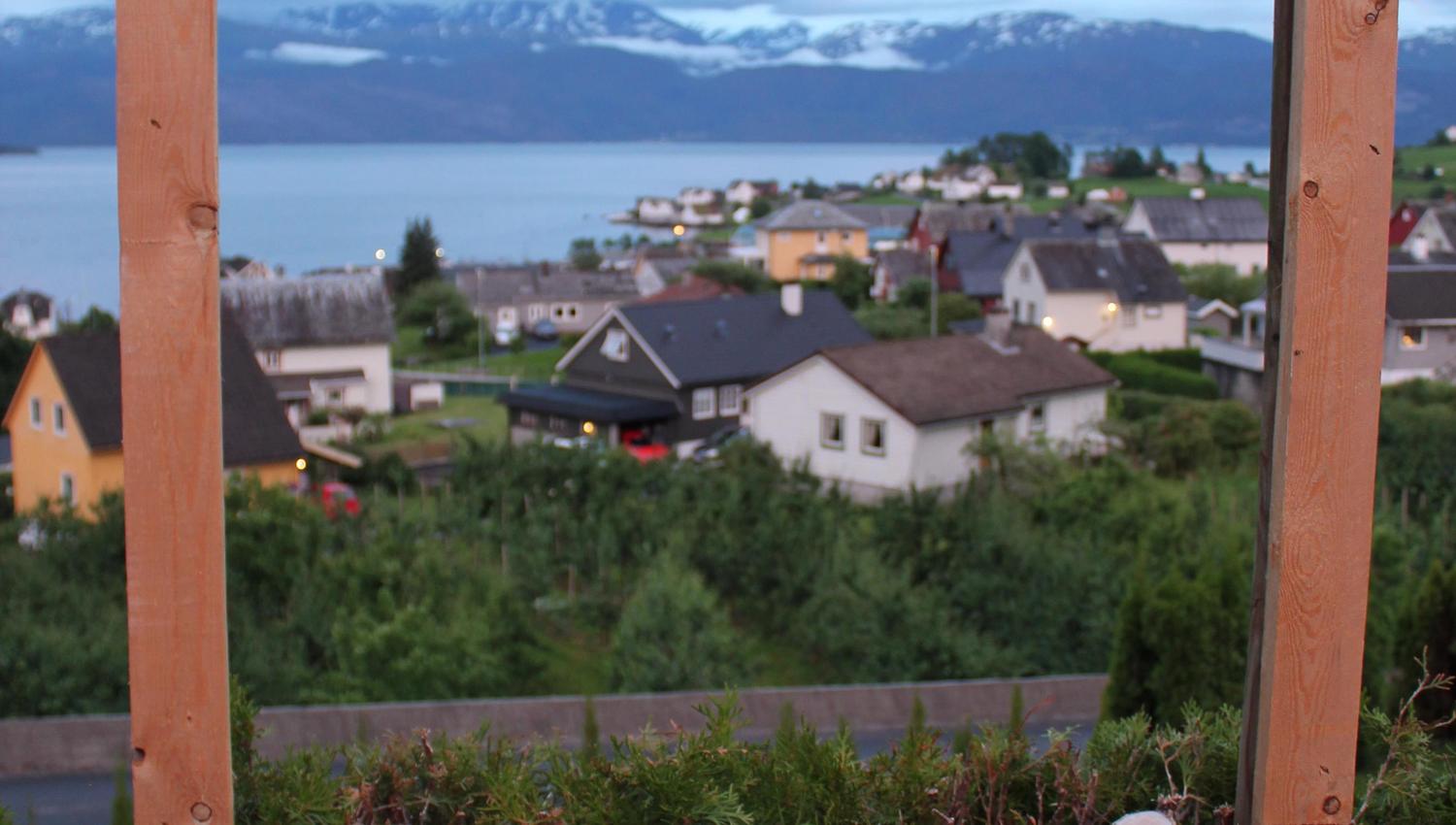 Ei unik utsiktsramme på Spildegarden med postkortvakkert panorama over Hardangerfjorden.