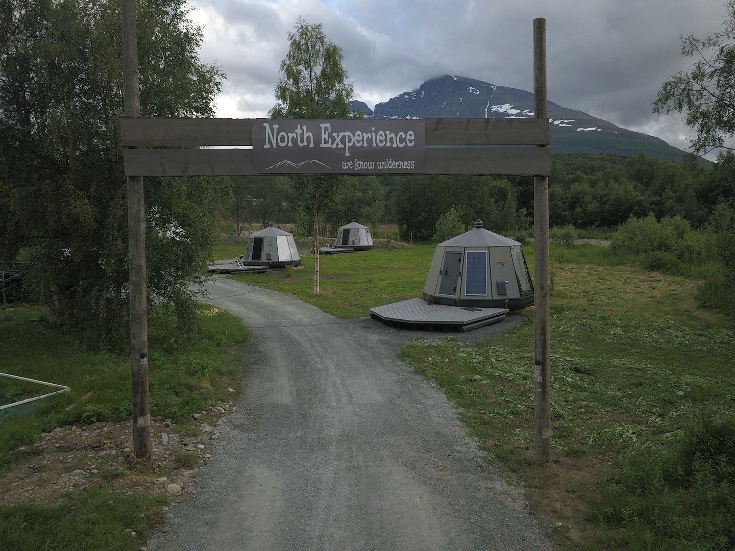 Inngangen til North Experience campen