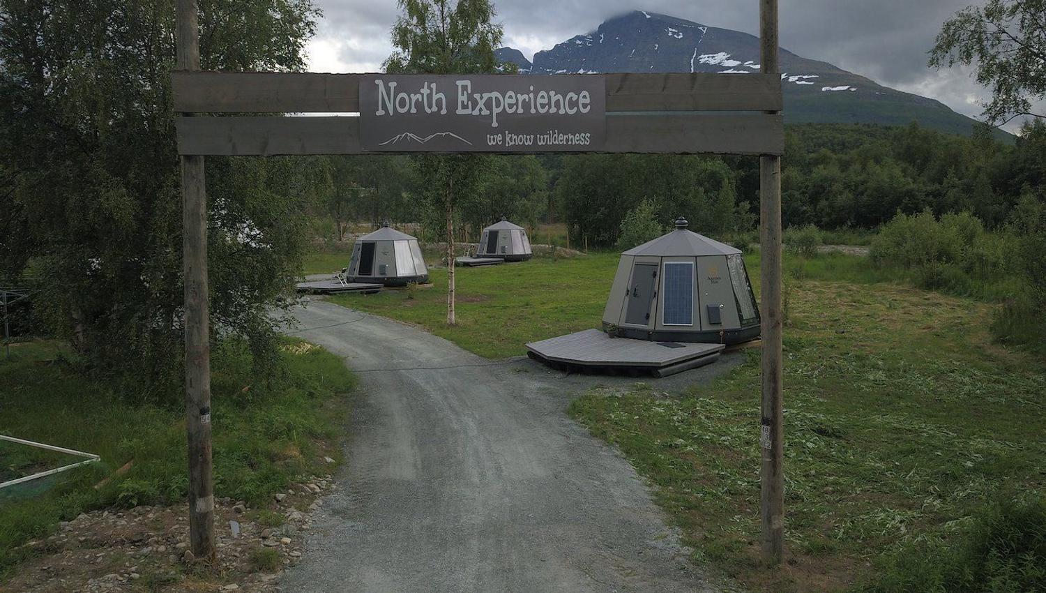 Inngangen til North Experience campen