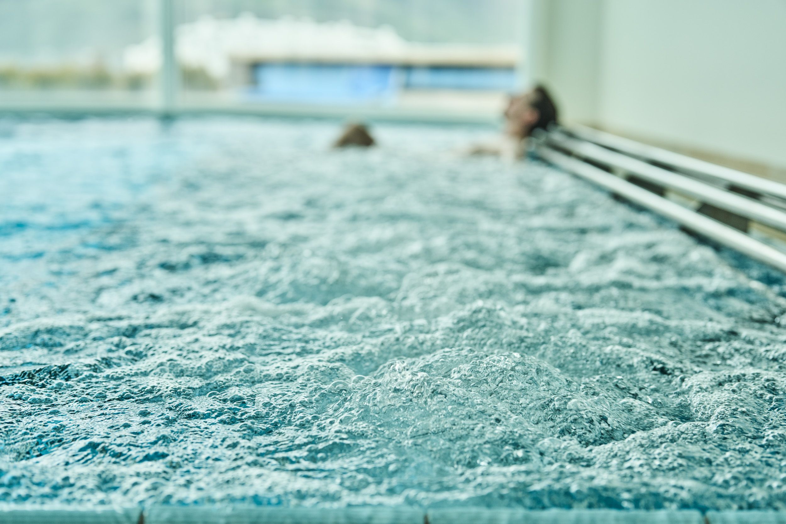 Bubblande boblebad med avslappa gjester ved spaområdet på Hotel Ullensvang.