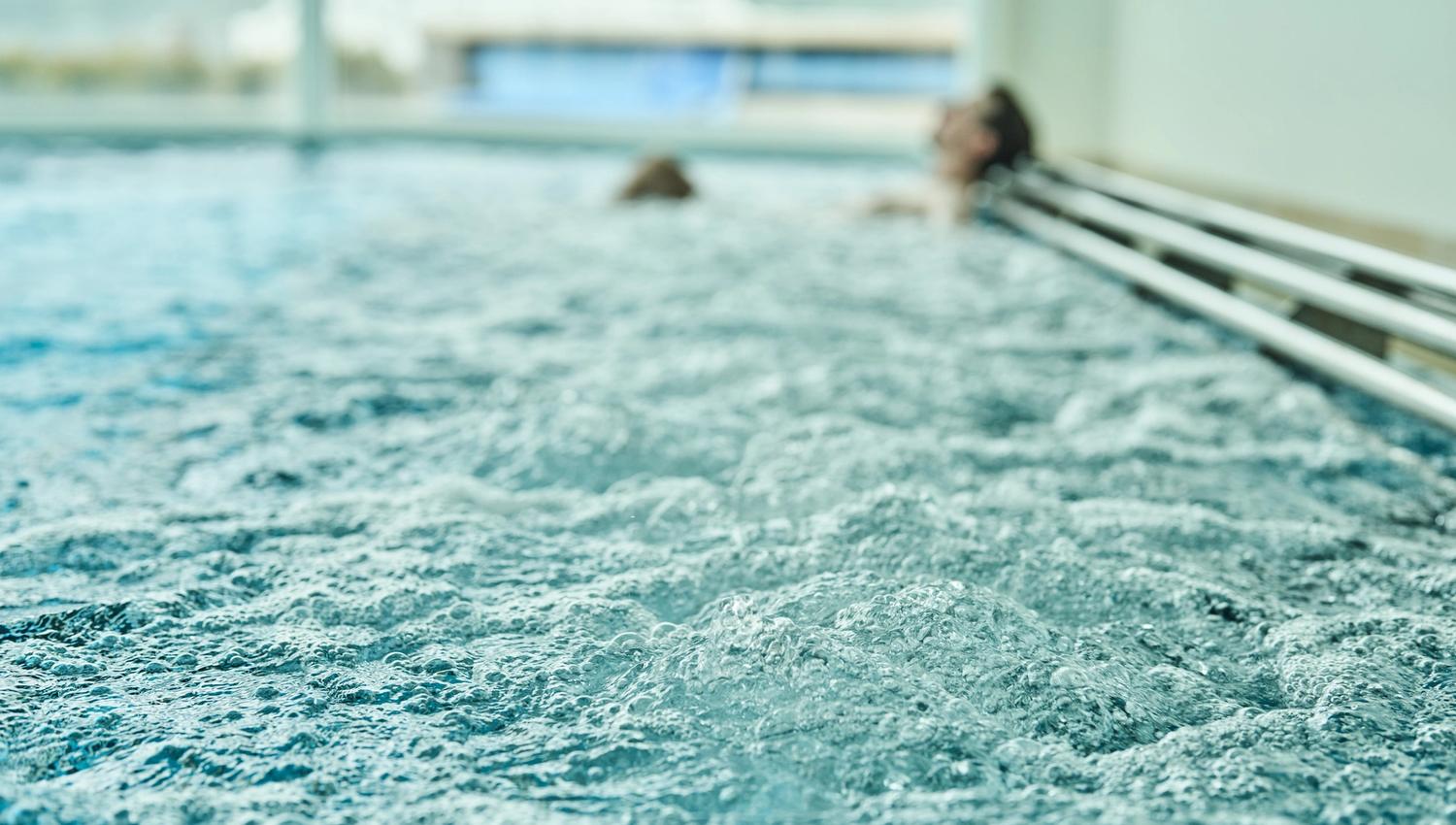 Bubblande boblebad med avslappa gjester ved spaområdet på Hotel Ullensvang.