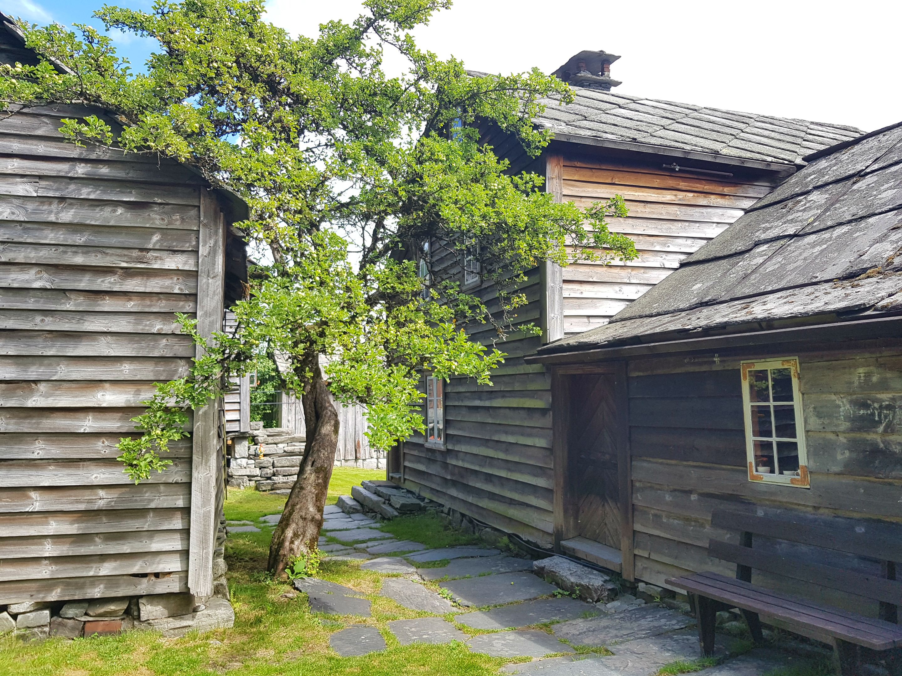 idyllisk mellom den gamle trehusbebyggelsen