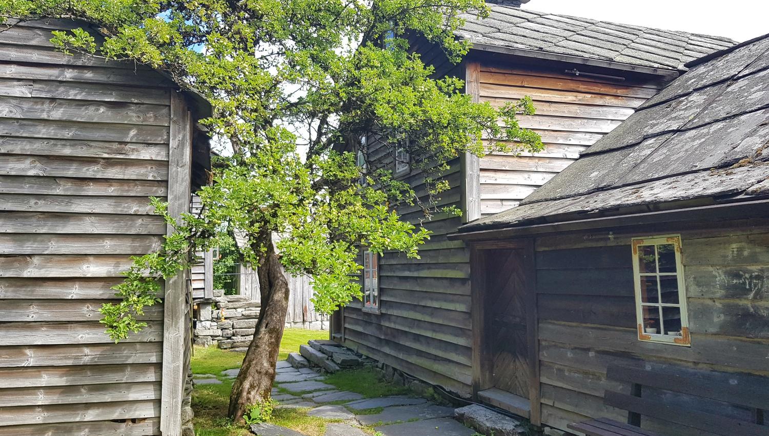 idyllisk mellom den gamle trehusbebyggelsen