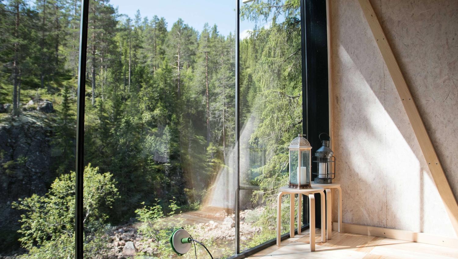 utsikt fra innsiden av tretopphytta på Å Camp