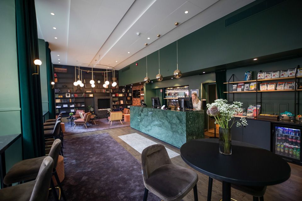 Reception and lobby with coffee bar. Hotell Bondeheimen, Oslo. Photo