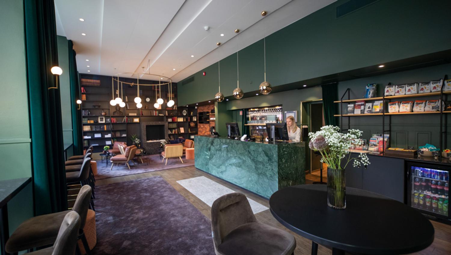Reception and lobby with coffee bar. Hotell Bondeheimen, Oslo. Photo