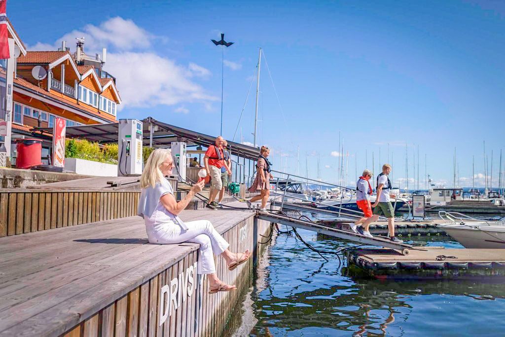 Dame spiser is på brygge