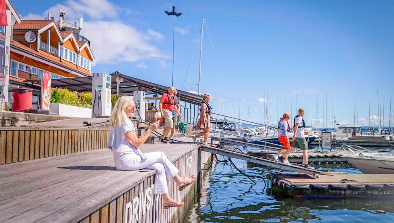 Dame spiser is på brygge