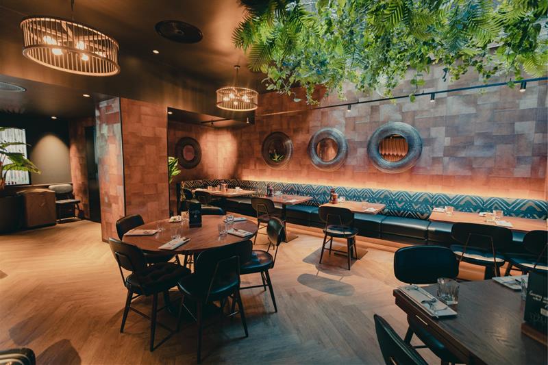 Restauranten, varme farger, grønne planter fra taket