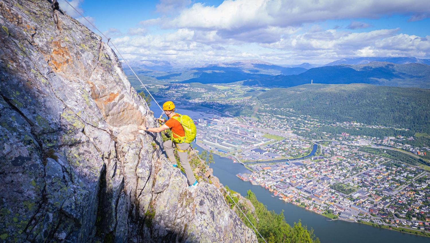Familie på klatretur i Via Ferrata
