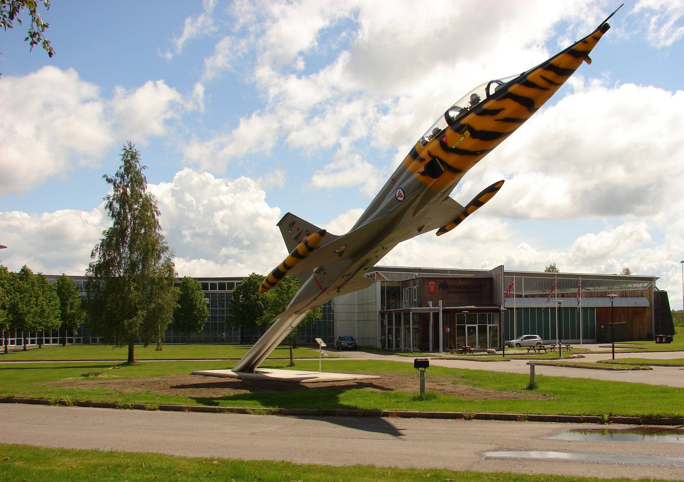 Forsvarets flysamling - fly utenfor