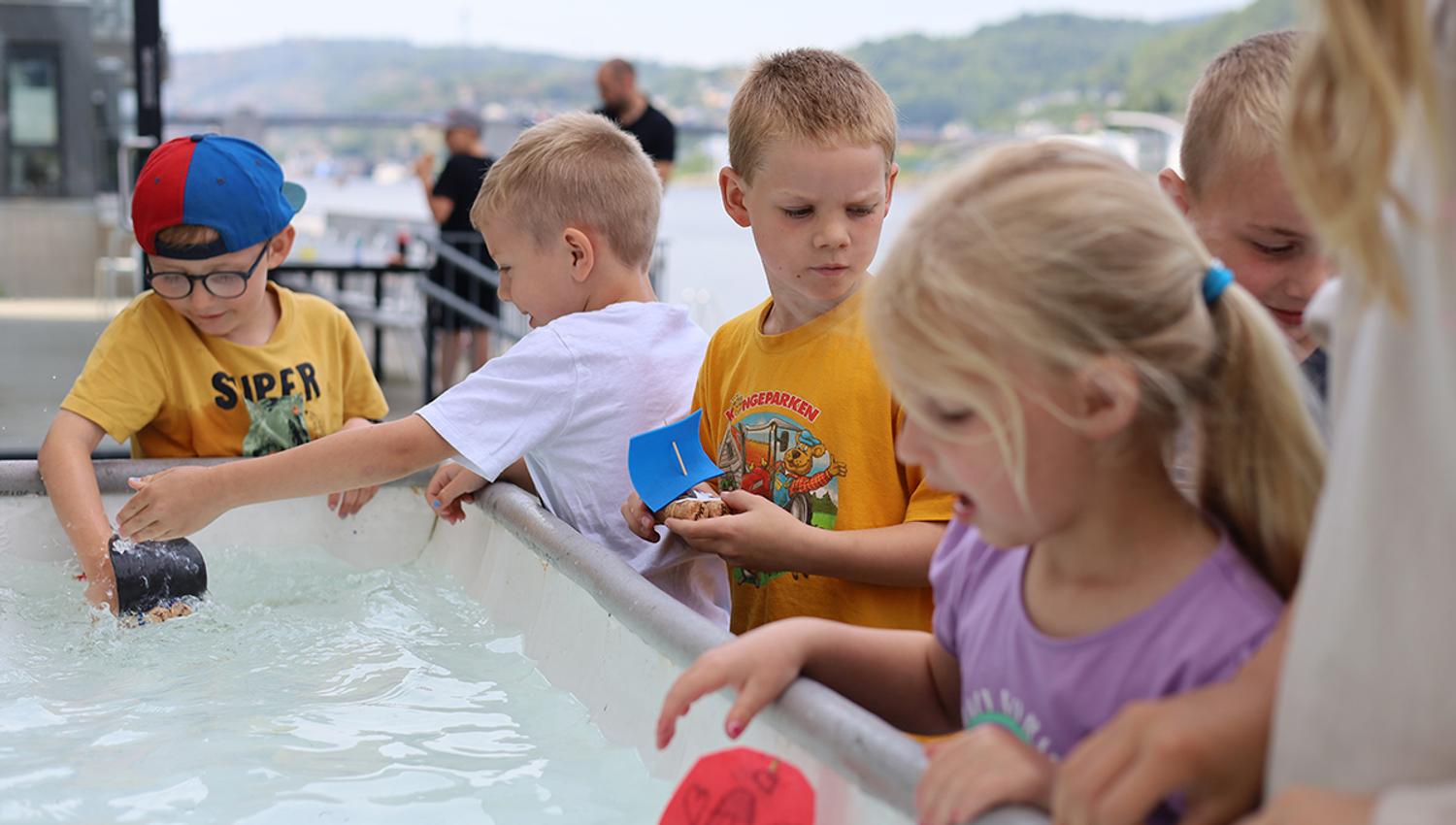 barn som leker på DuVerden