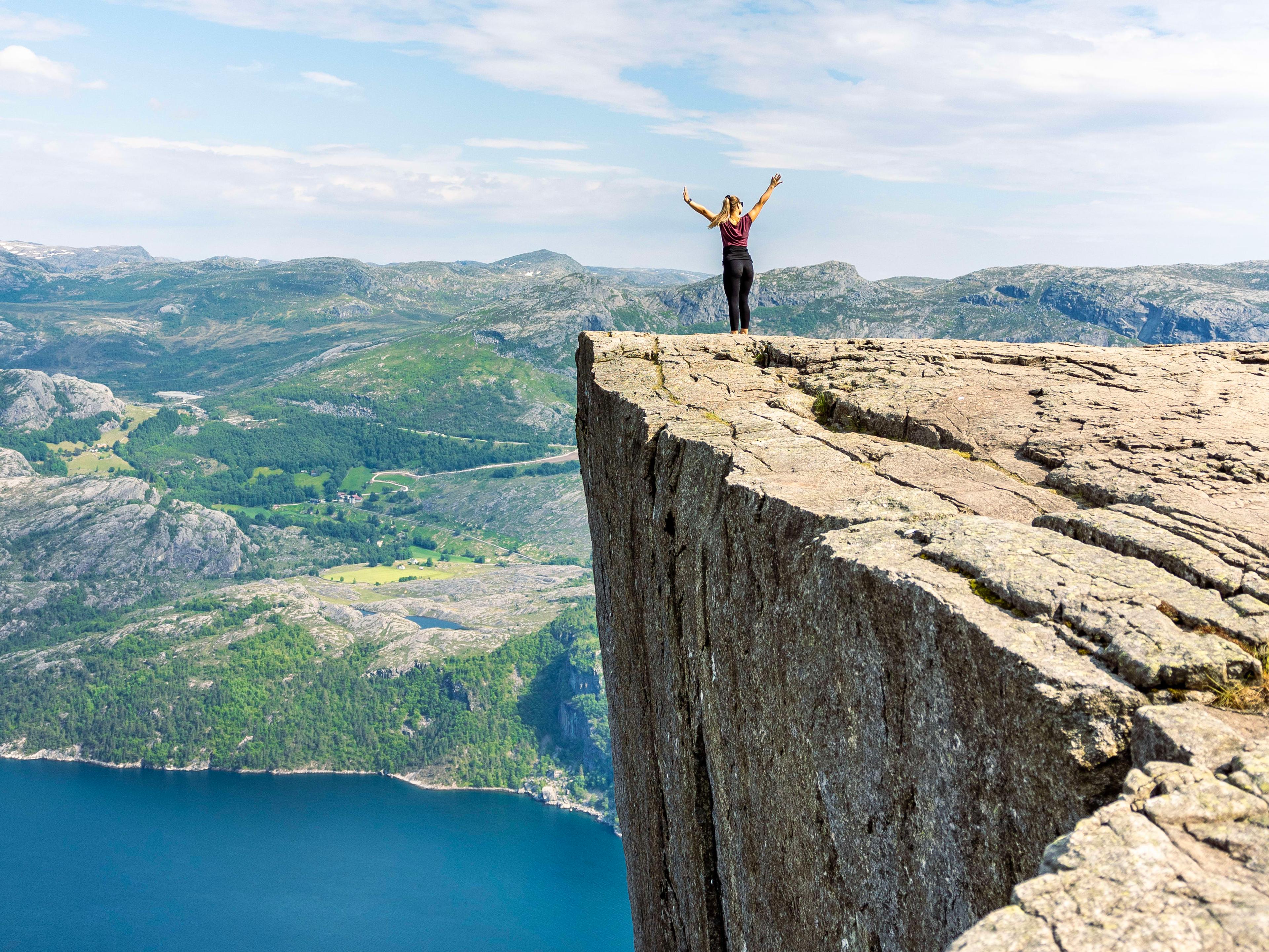 people hiking to preikestolen bus to preikestolen
