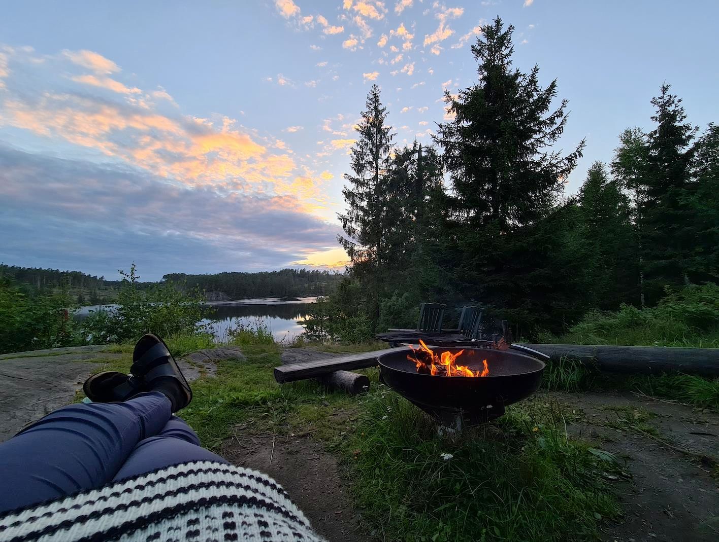 Ransjøhytta med ba°l og solnedgang