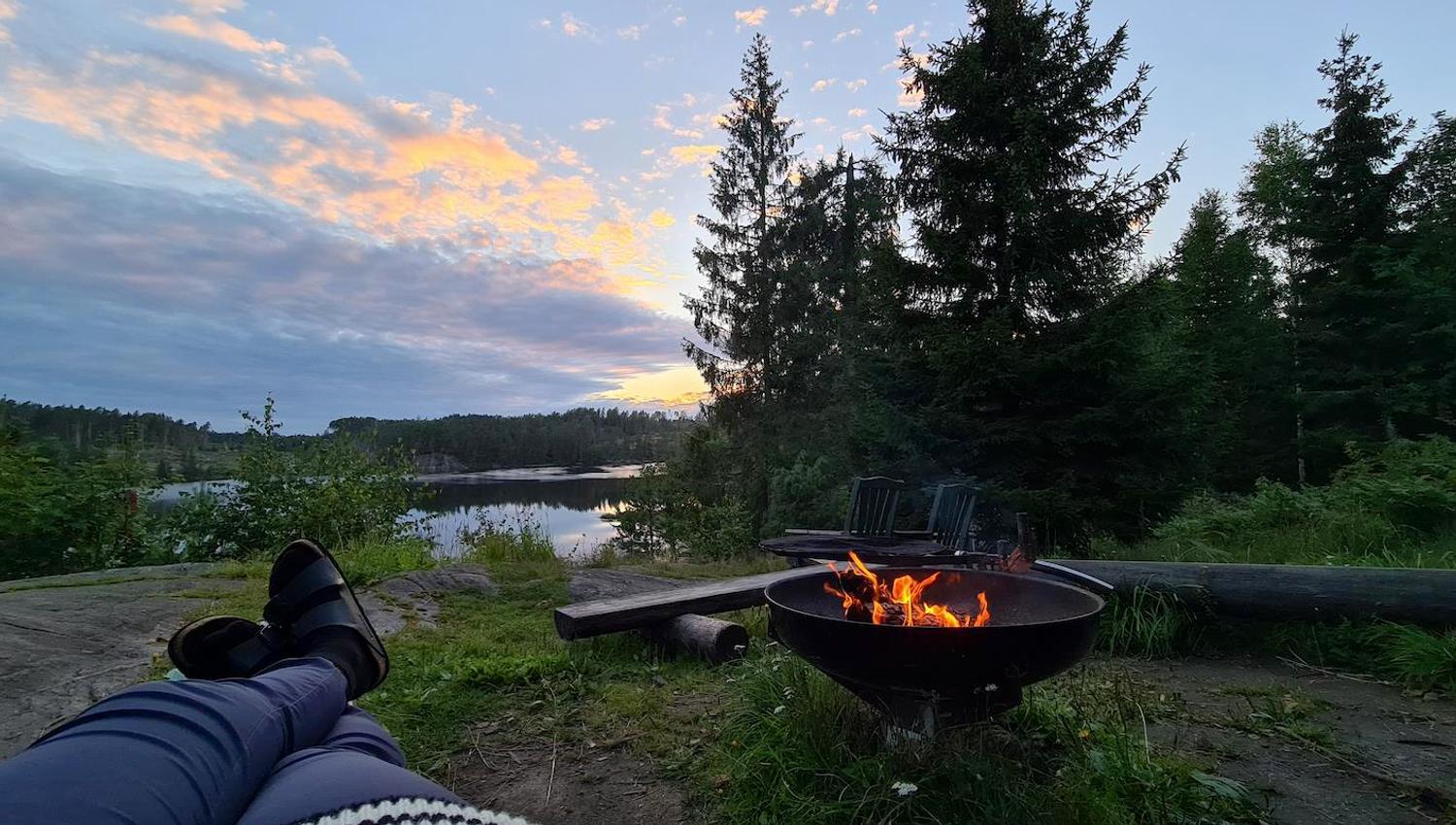 Ransjøhytta med ba°l og solnedgang