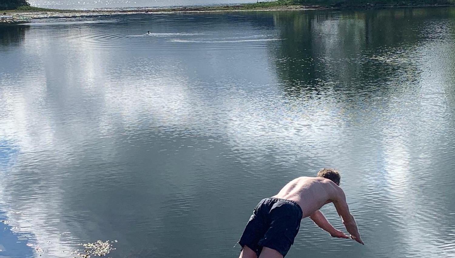 Frister det med en dukkert i fjorden_