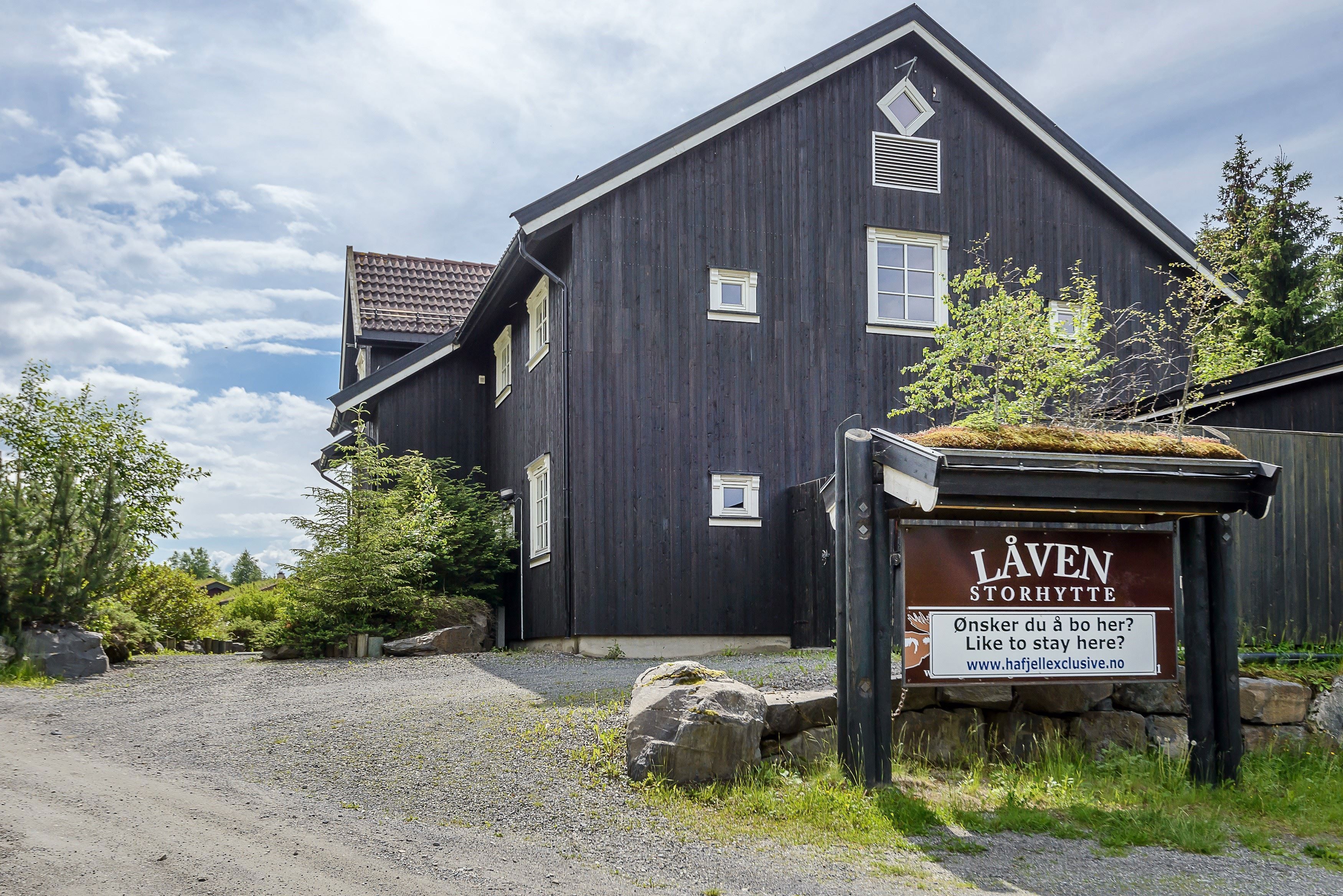 A sign in front of Låven storhytte