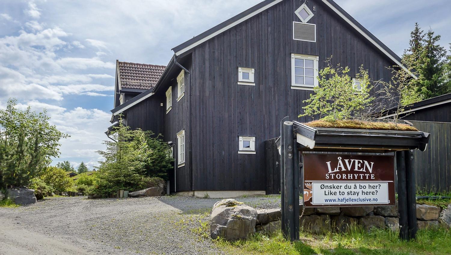 A sign in front of Låven storhytte