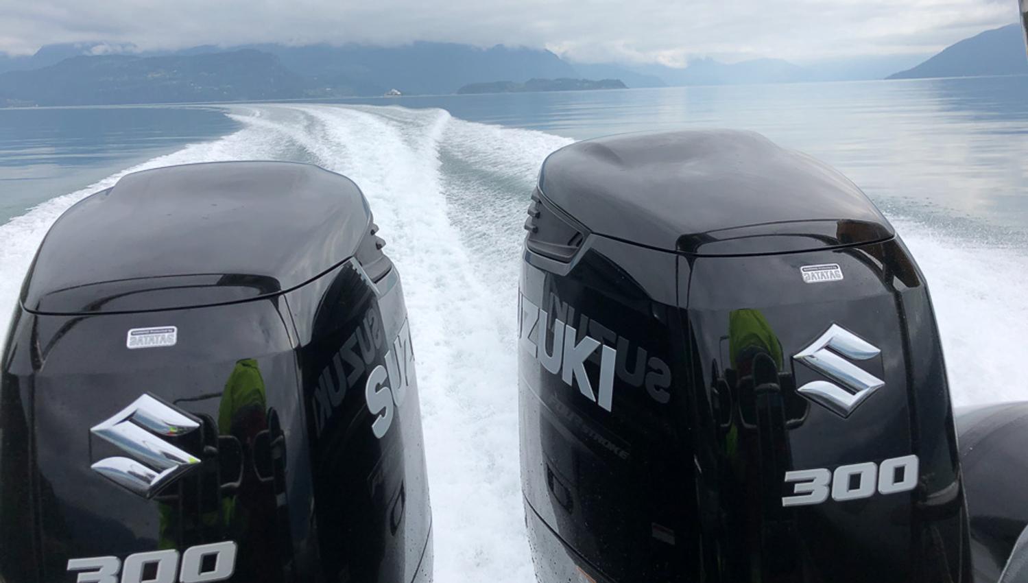 Kraftige Suzuki 300-motorar gjev fart og spenning på Norheimsund RIB Seafari i Hardangerfjorden.