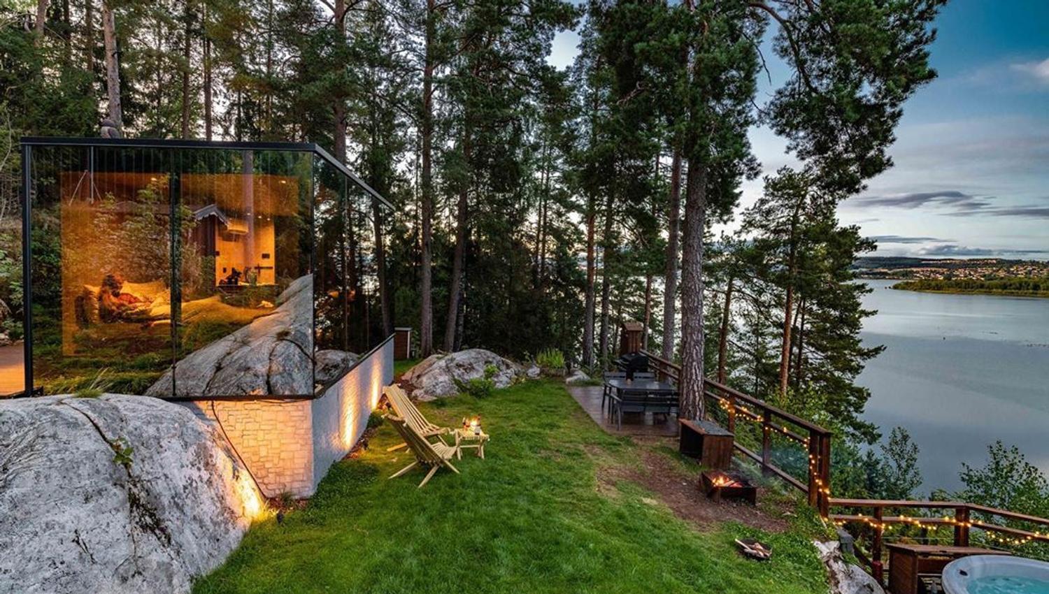 WOnderInn Glass hytte i skumringen