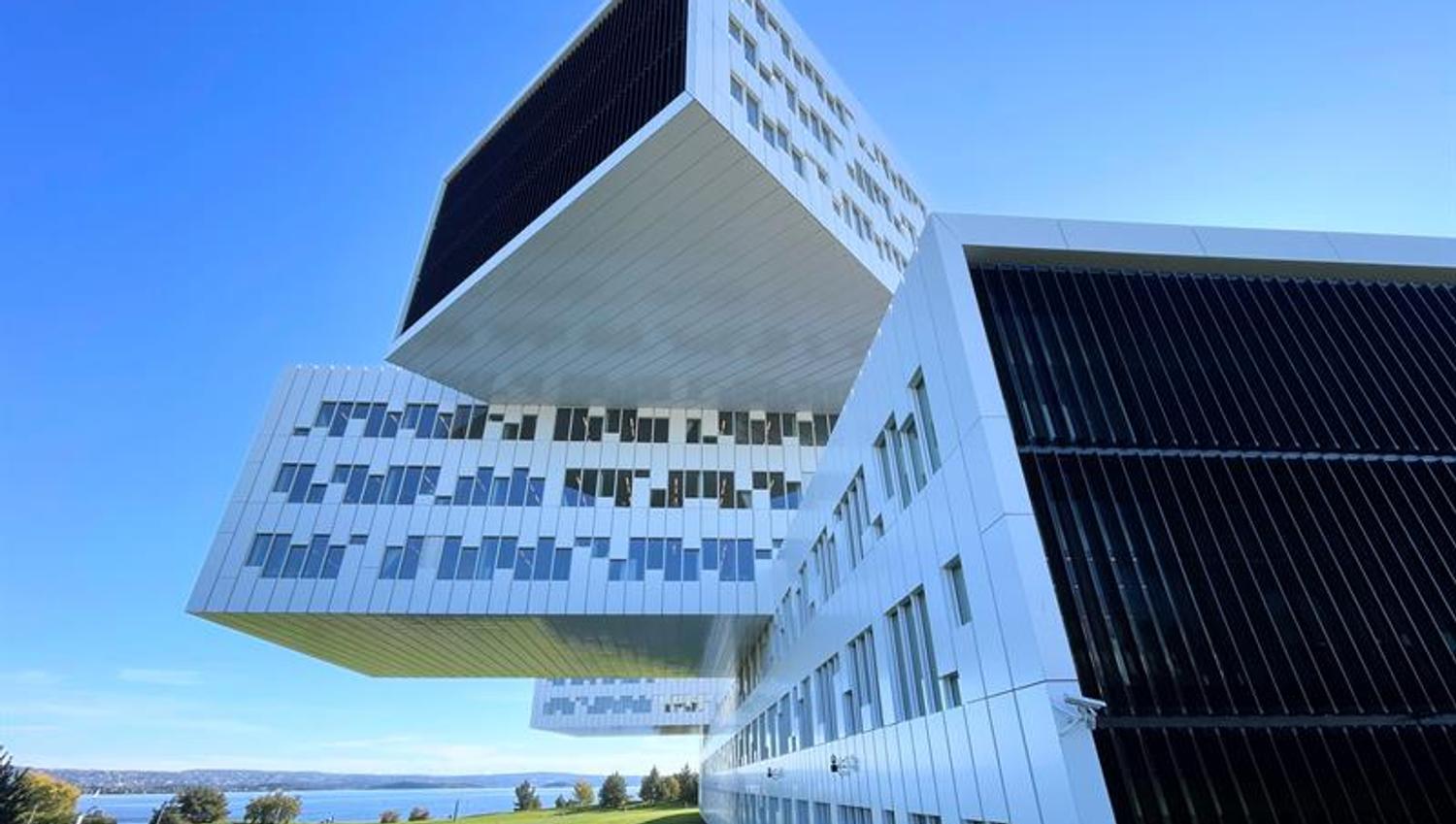 Hvit Equinor bygning - byggeklosser