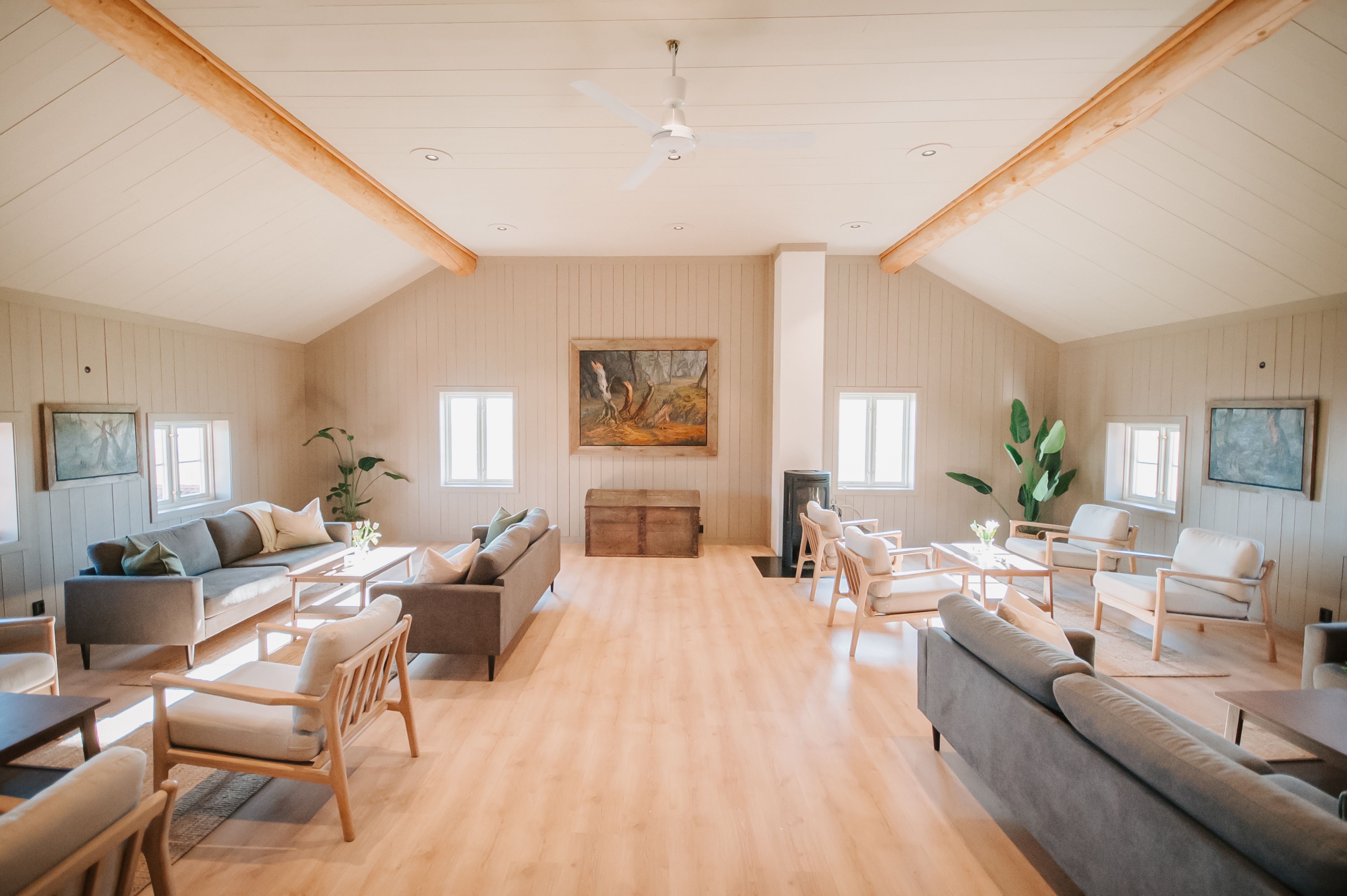 Helgaker gård - storsal med flere sittegrupper