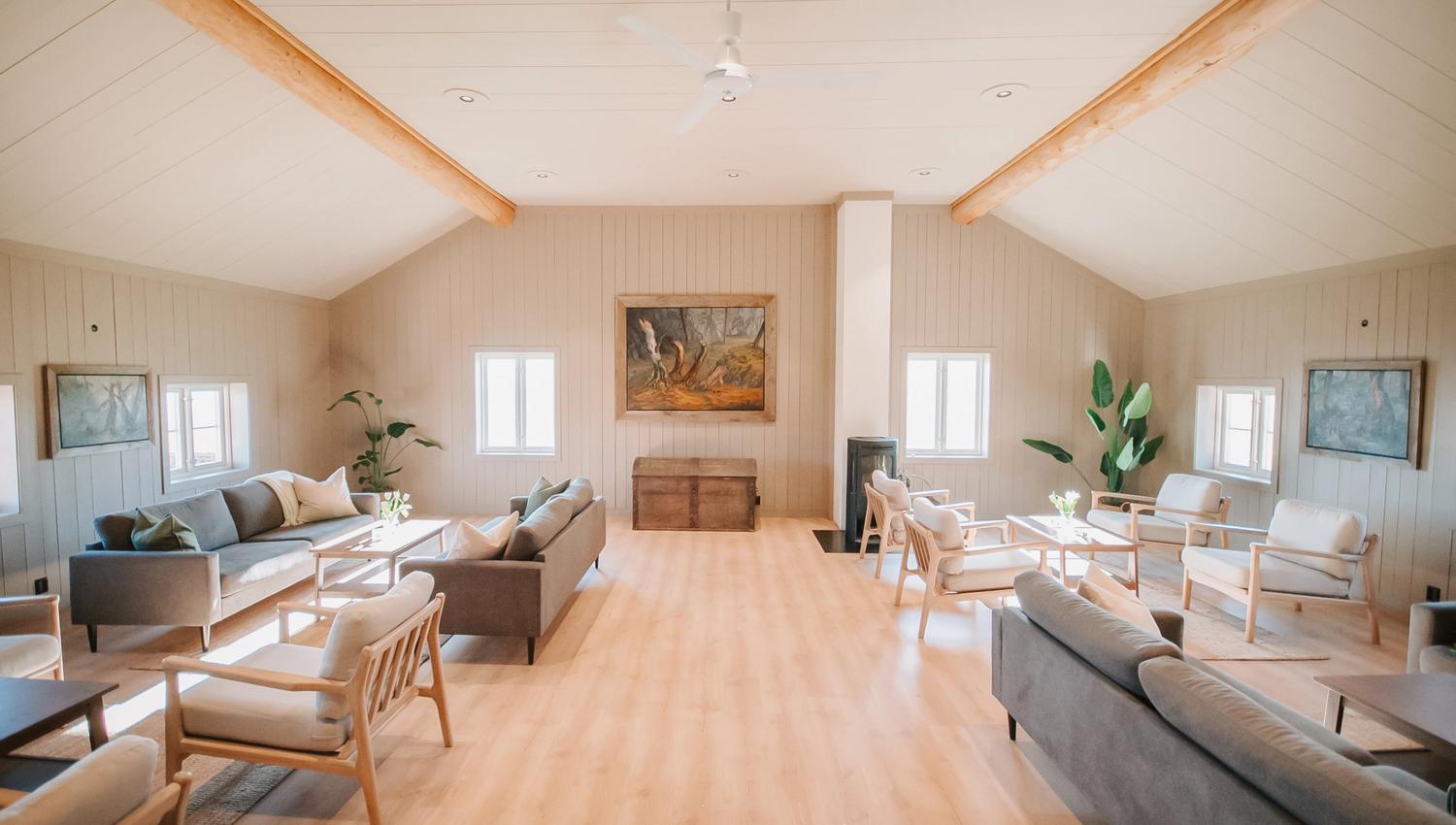 Helgaker gård - storsal med flere sittegrupper