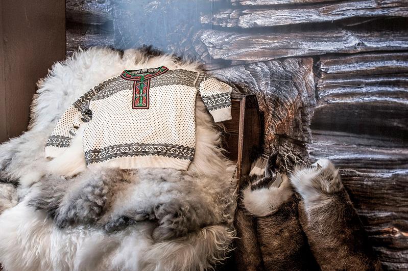 En genser på en bunke skinnfeller.