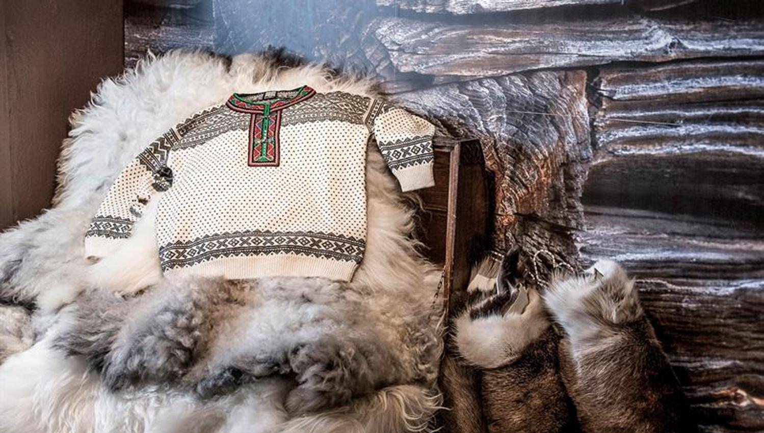 En genser på en bunke skinnfeller.