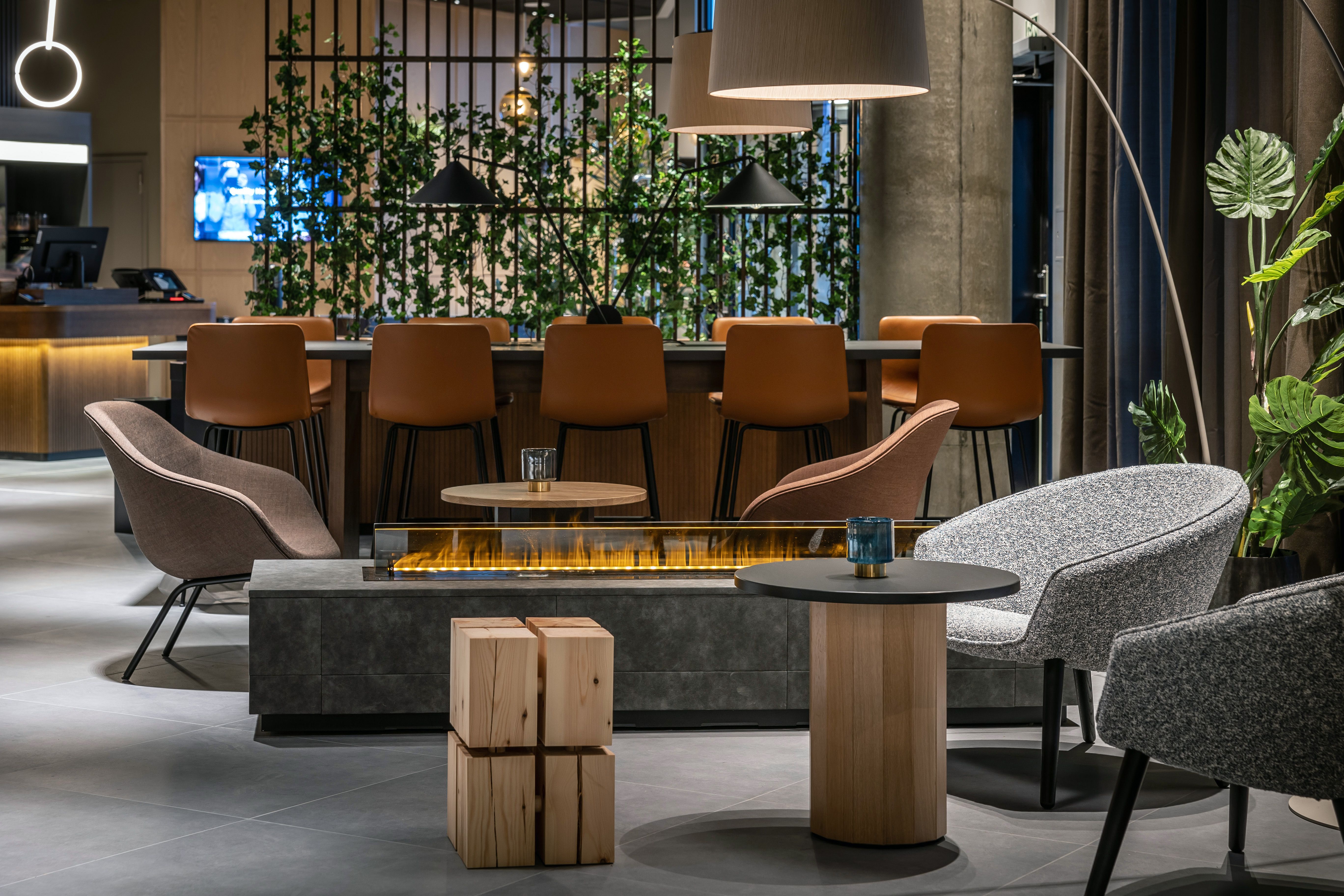 lobby-area-fireplace-quality-hotel-harstad (1)