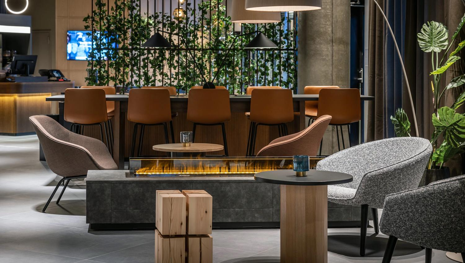 lobby-area-fireplace-quality-hotel-harstad (1)