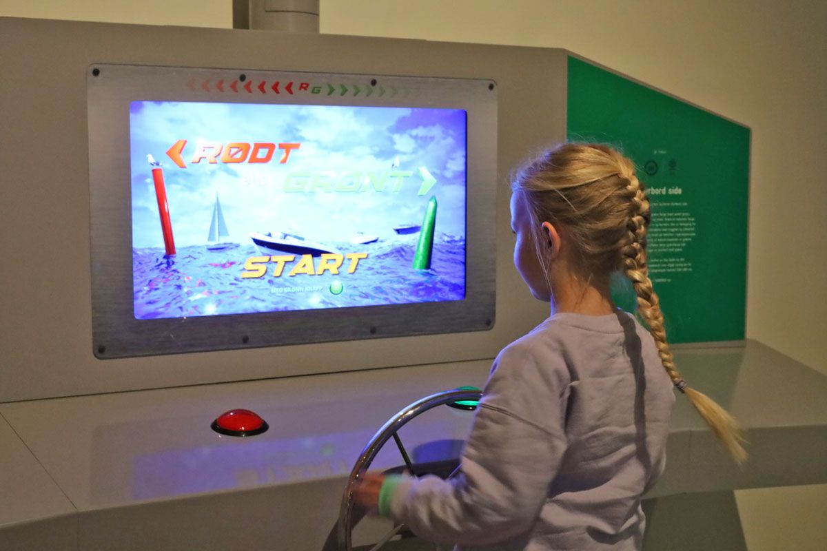 jente som leker på DuVerden