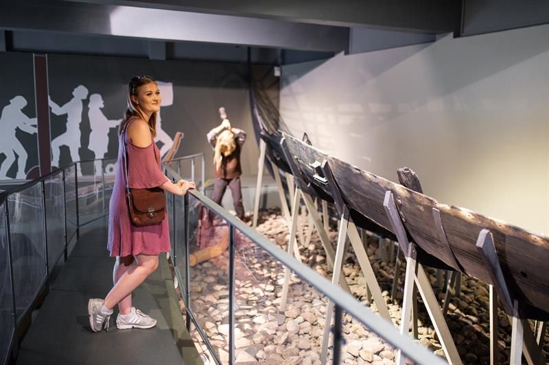 A person inside the Slottsfjells museum