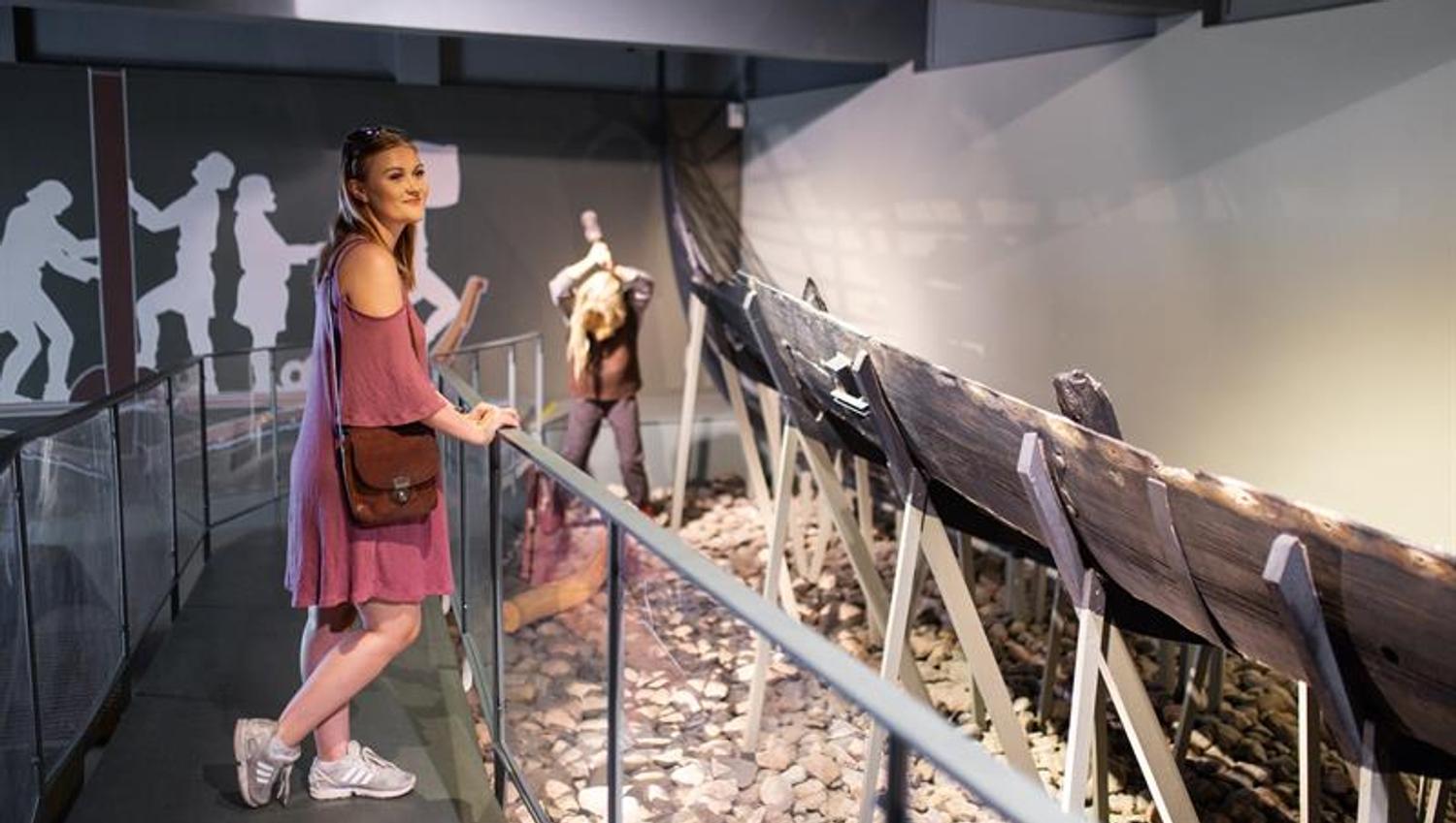 Et menneske inne i Slottsfjellsmuseet