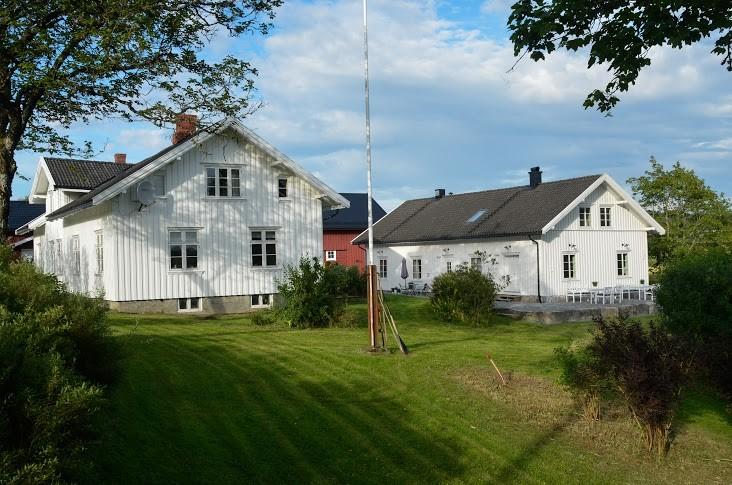 Gård med to hvite hus