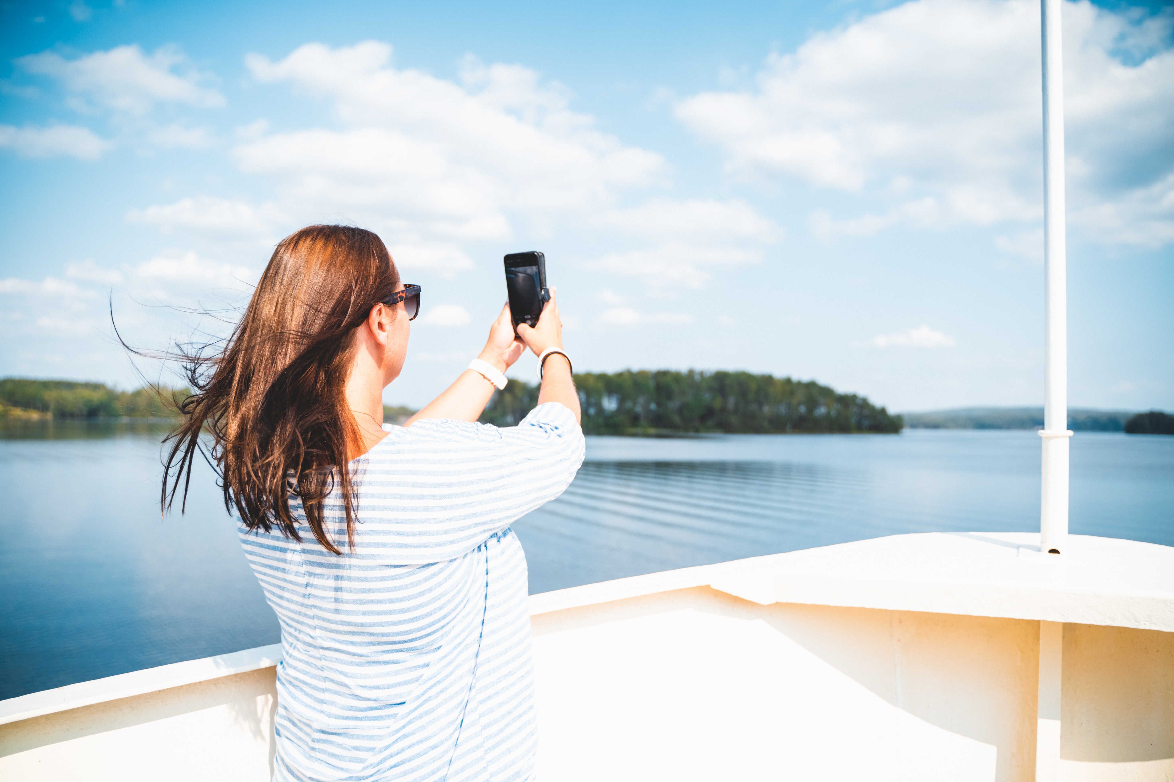 Dame som fotograferer ombord på MS Brekke