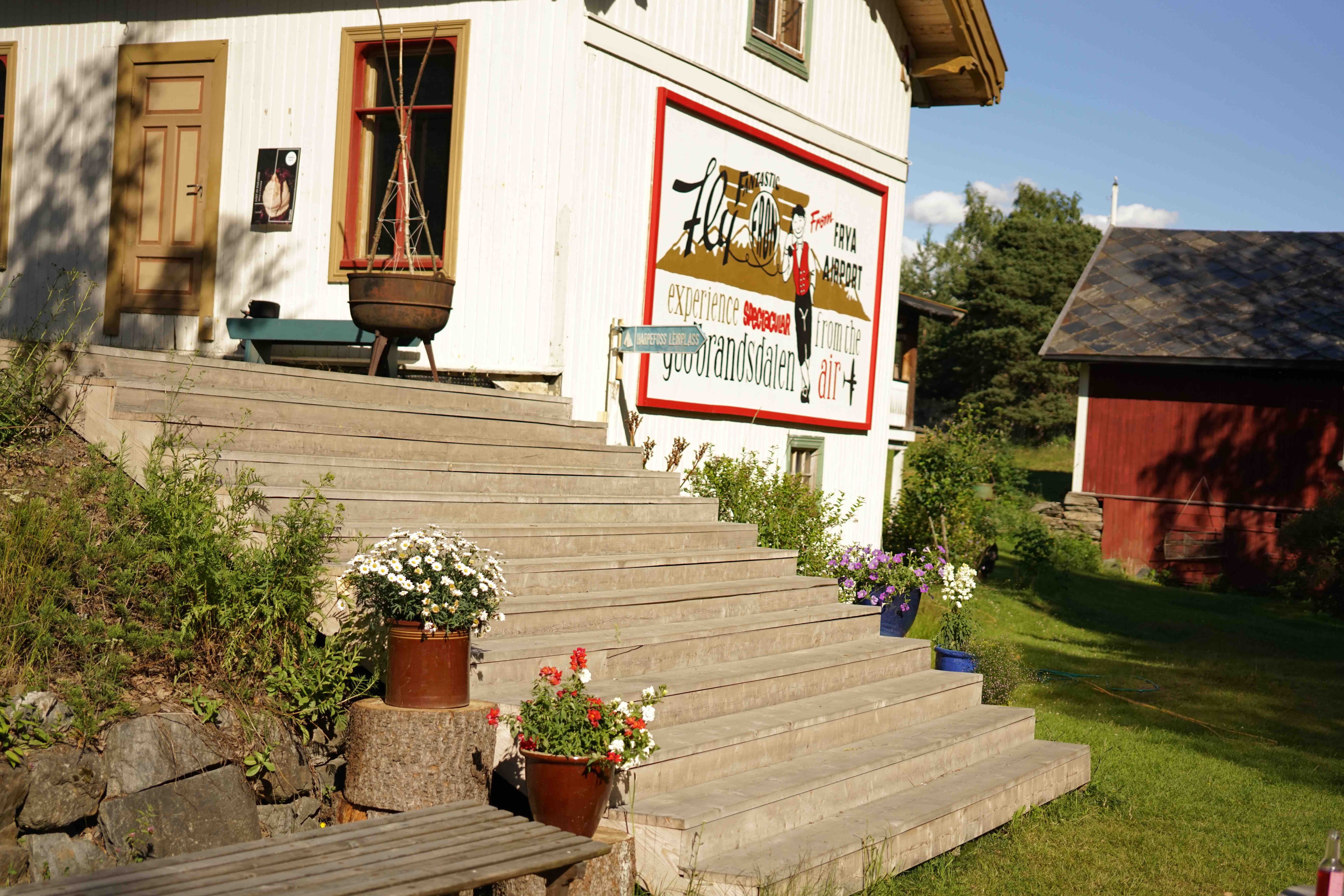 Trapp ut til hagen - Harpefoss Hotell