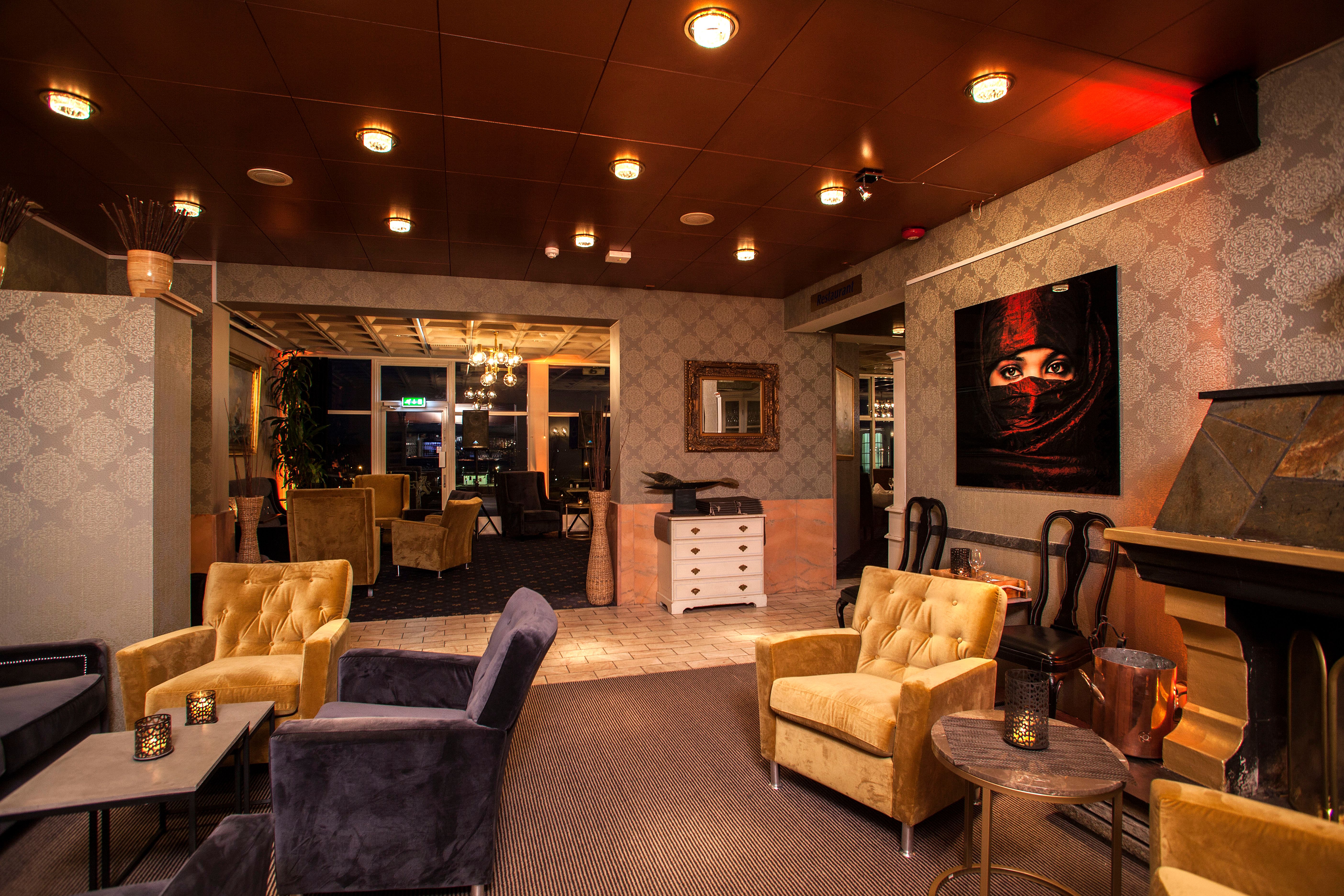 Bar med sofaer i koselig atmosfære